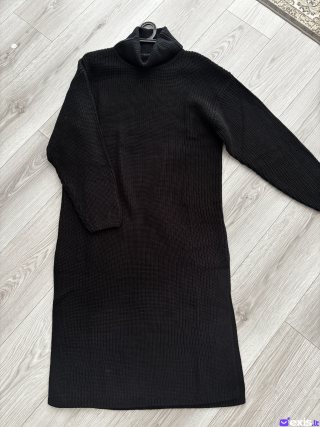 Juoda ilga megzta suknelė aukštu kaklu